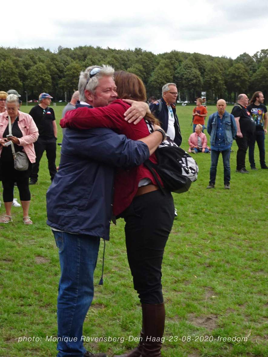 Freedom-Den-Haag-23-08-2020-meet-and-hug